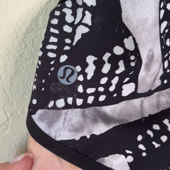 lululemon | Women's Speed Short Static Mist White Black Size 6 Workout Running - Picture 4 of 6